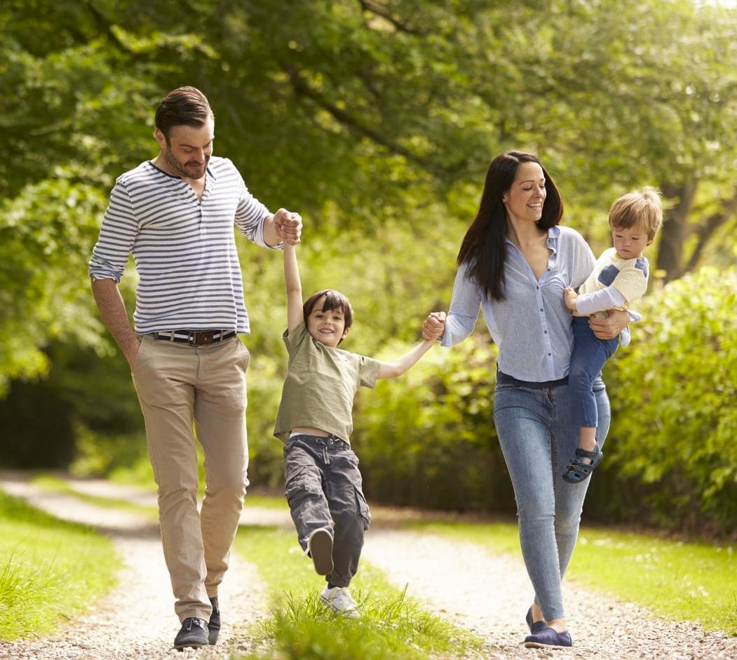 Familia paseando feliz