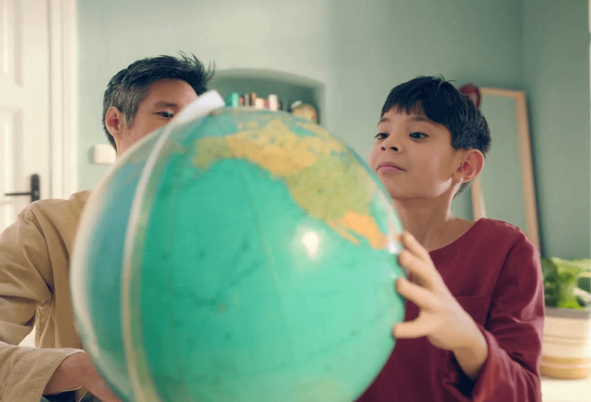 Niño mirando el globo Niño mirando el globo