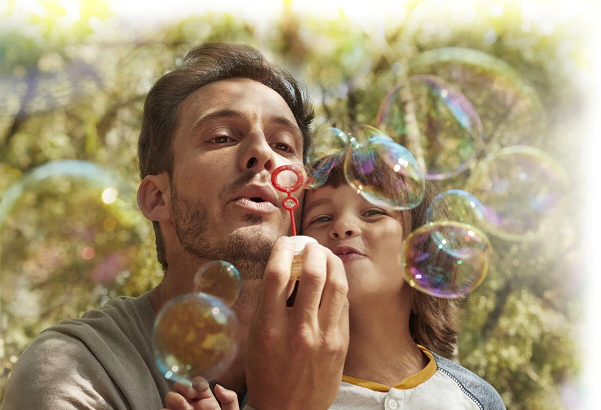 Otec a syn bublifukem