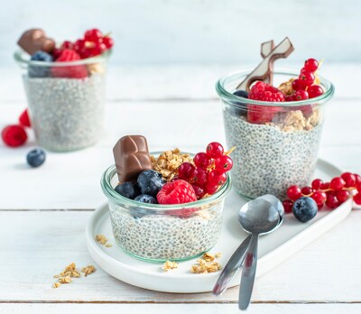 Pudink s chia semínky a mandlovomedovou granolou Kinder