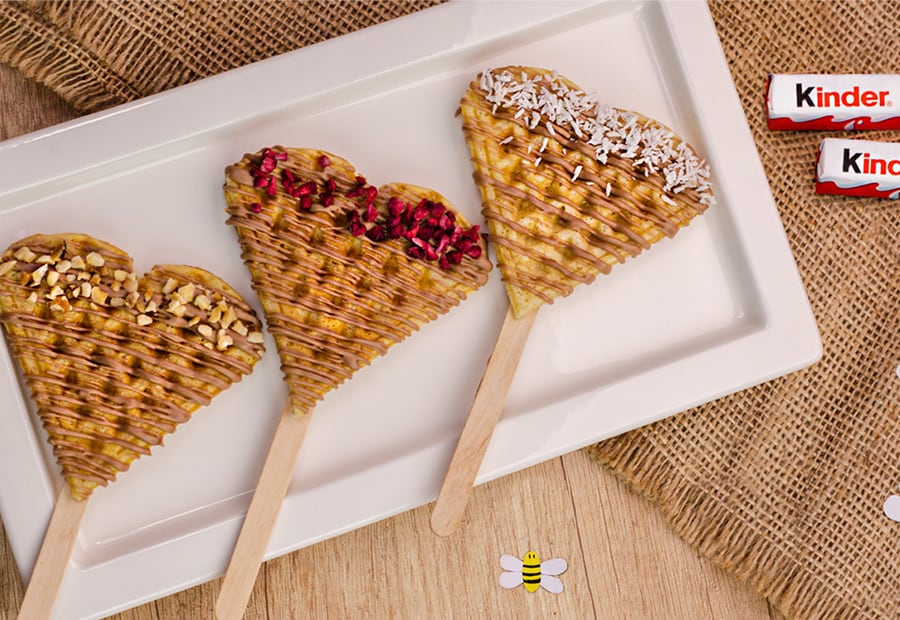 kinder Rezept - Waffelherz-Lollies mit kinder Schokolade kinder Rezept - Waffelherz-Lollies mit kinder Schokolade