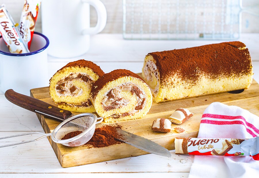 Biskuitrolle mit Creme und kinder bueno White