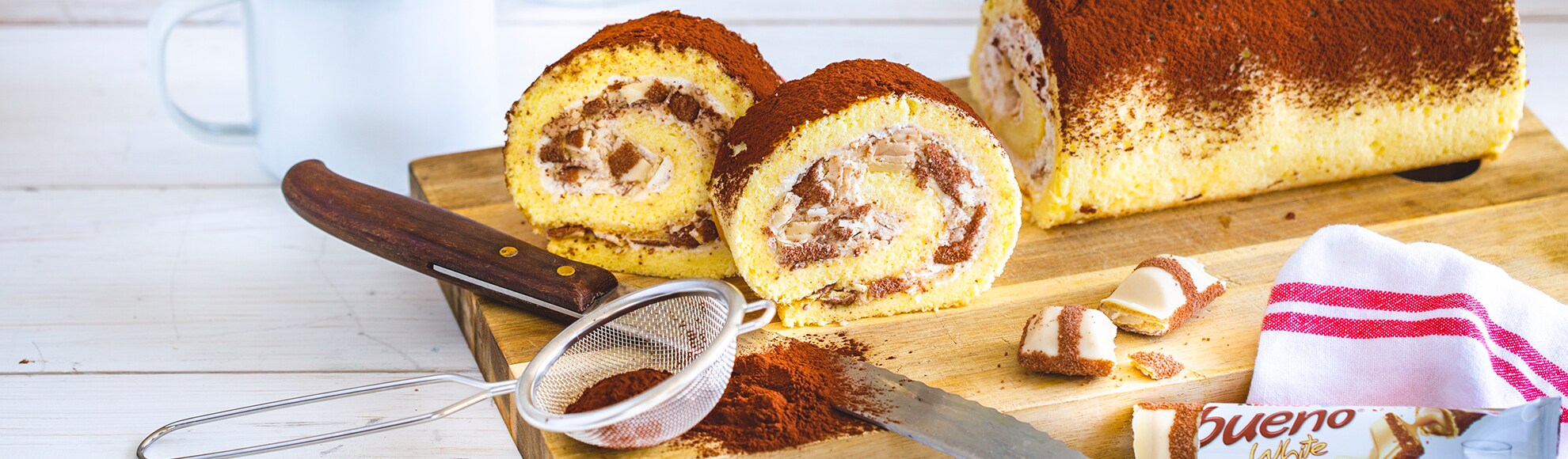 Biskuitrolle mit Creme und kinder bueno White