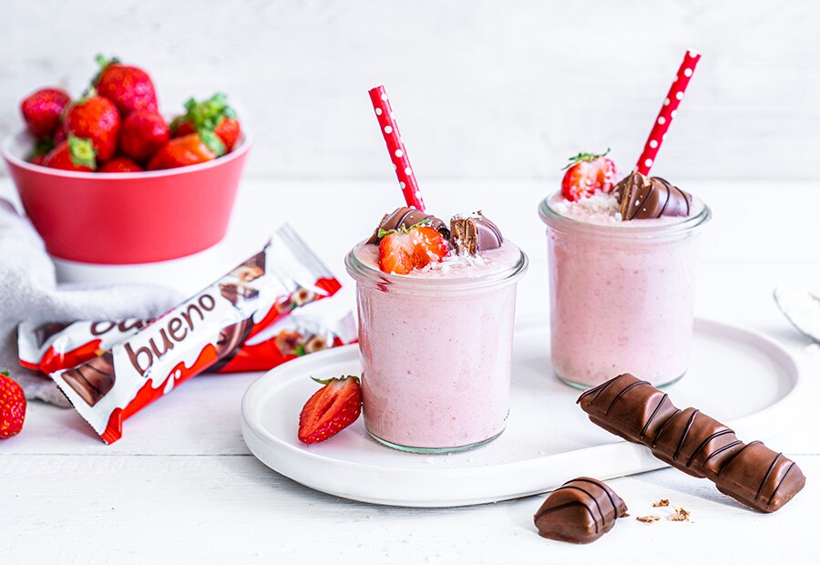 kinder Rezepte - Erdbeer-Bananen-Milchshake mit kinder bueno kinder Rezepte - Erdbeer-Bananen-Milchshake mit kinder bueno
