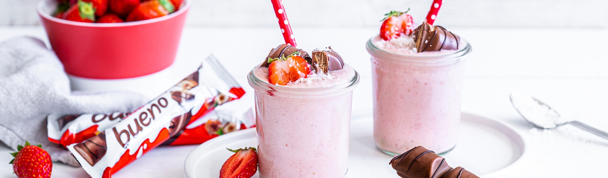 kinder Rezepte - Erdbeer-Bananen-Milchshake mit kinder bueno kinder Rezepte - Erdbeer-Bananen-Milchshake mit kinder bueno