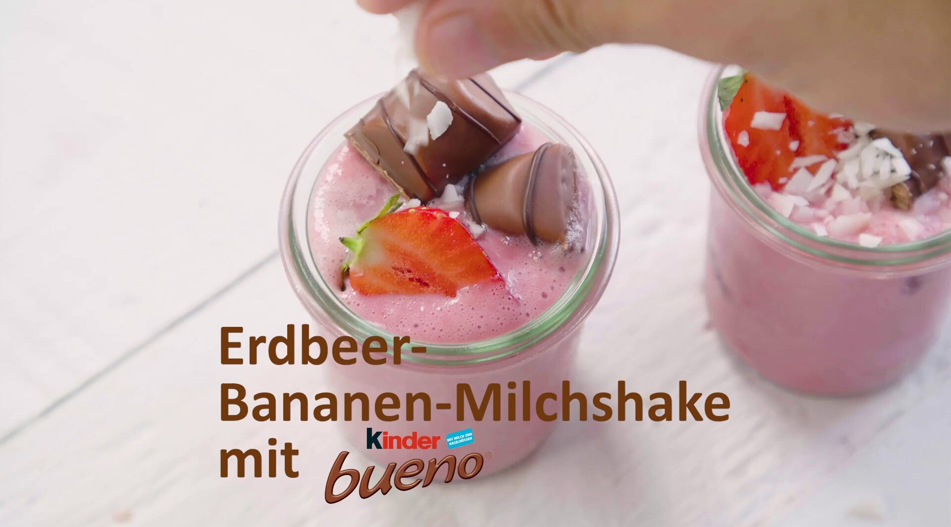 Erdbeer-Bananen-Milchshake mit kinder bueno - kinder Deutschland
