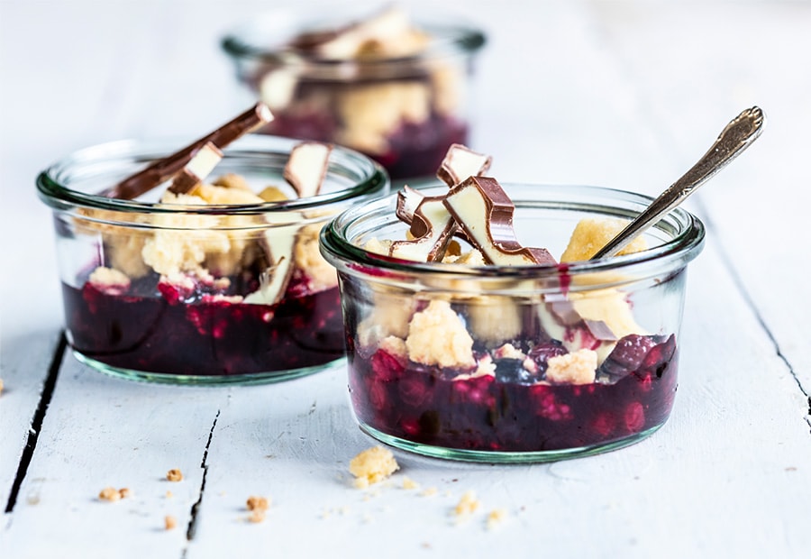 Beeren-Crumble im Glas mit kinder Riegel Beeren-Crumble im Glas mit kinder Riegel