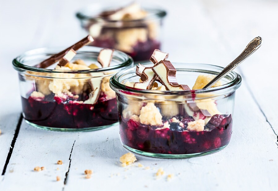 Beeren-Crumble im Glas mit kinder Riegel