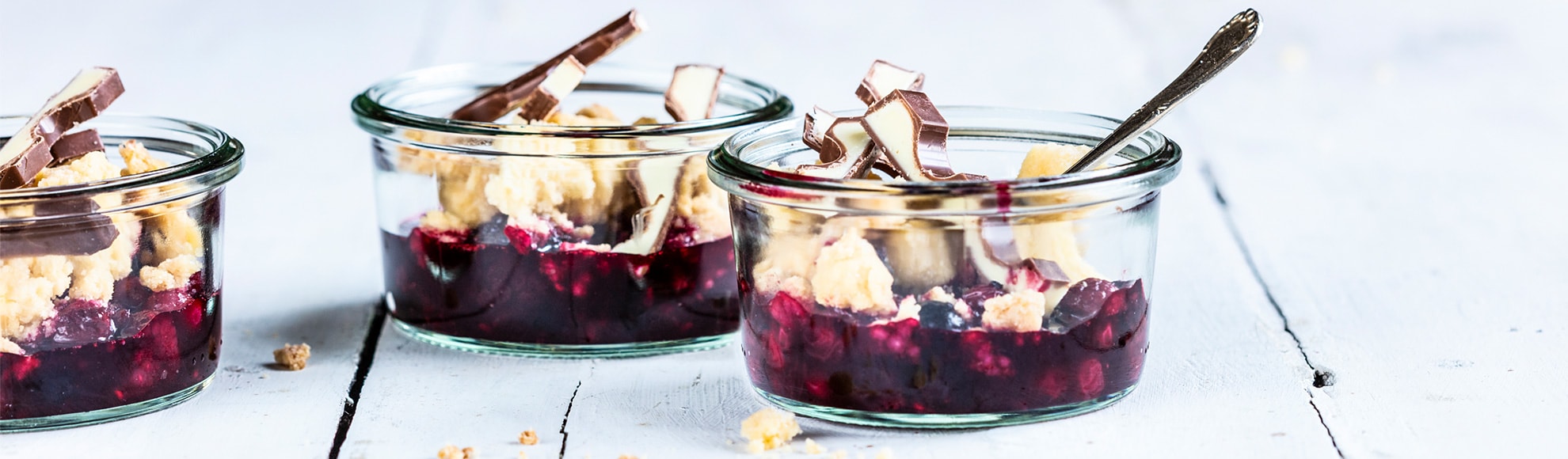 Beeren-Crumble im Glas mit kinder Riegel Beeren-Crumble im Glas mit kinder Riegel