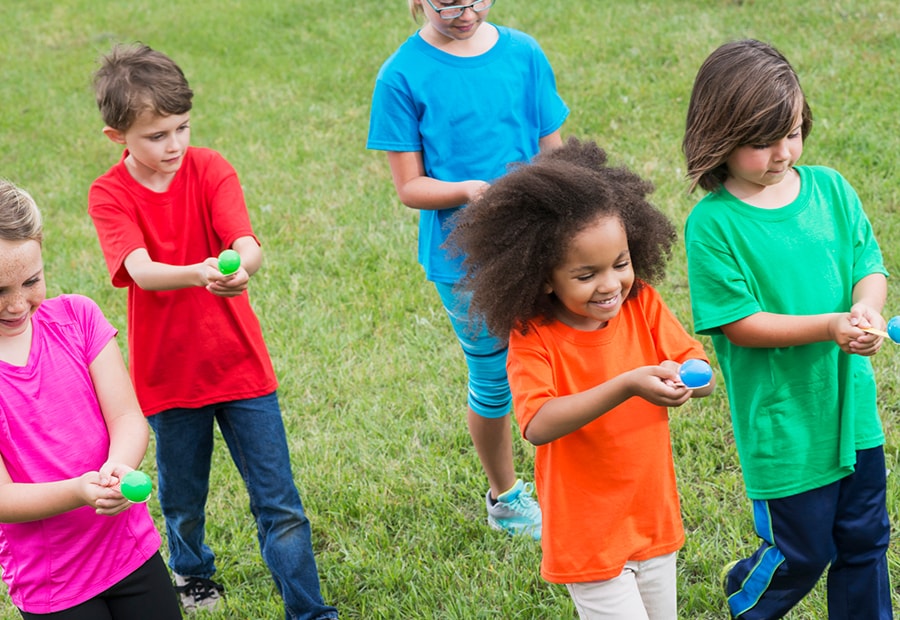 Eierlauf mit kinder Schoko-Bons Eierlauf mit kinder Schoko-Bons