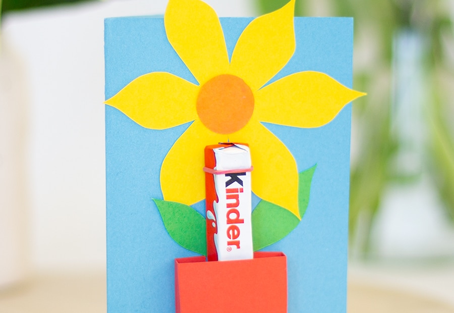 Frühlingsgrußkarte mit kinder Schokolade Frühlingsgrußkarte mit kinder Schokolade
