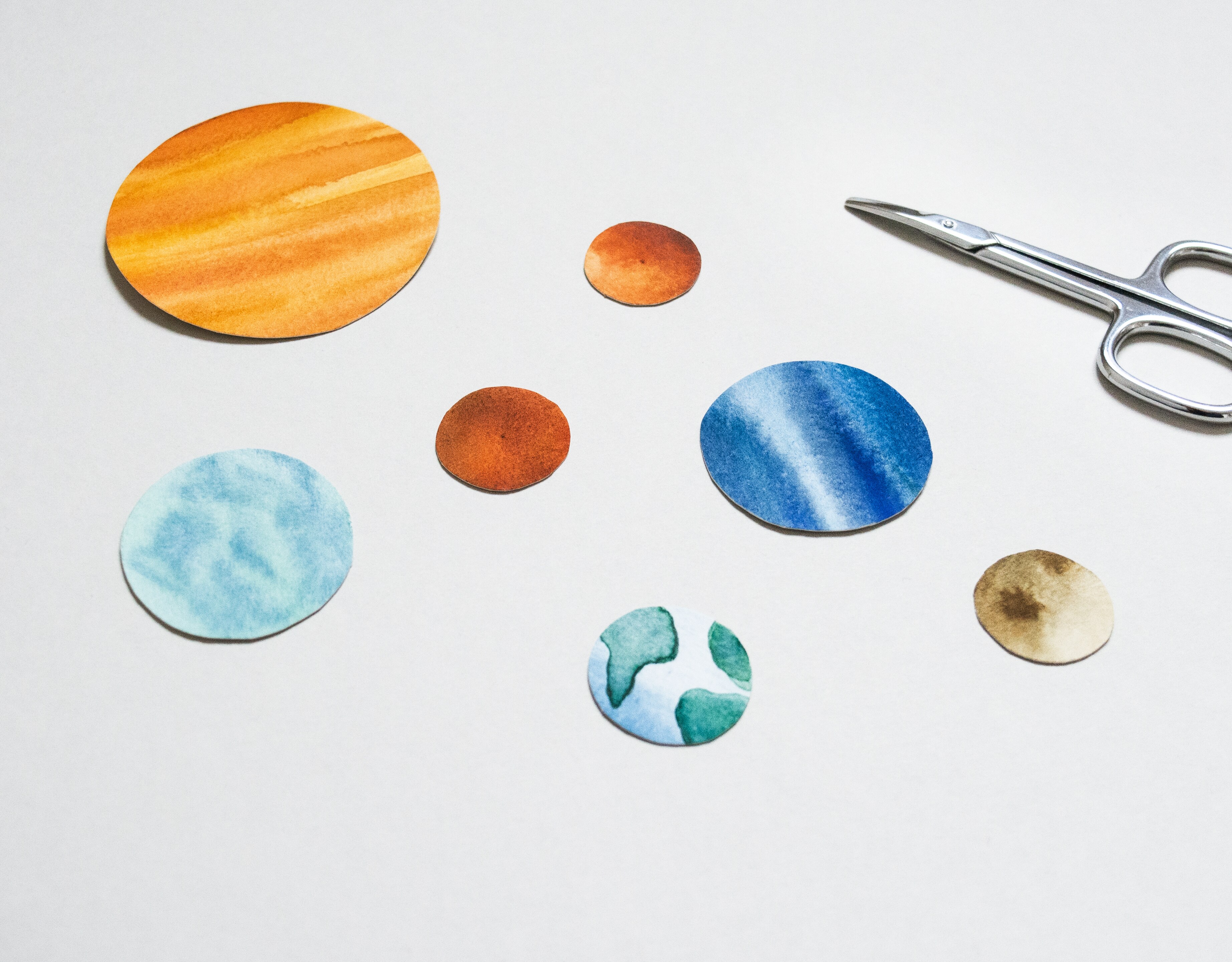 Planeten-Girlande basteln – Kreativ-Ideen - kinder Deutschland Planeten-Girlande basteln – Kreativ-Ideen - kinder Deutschland