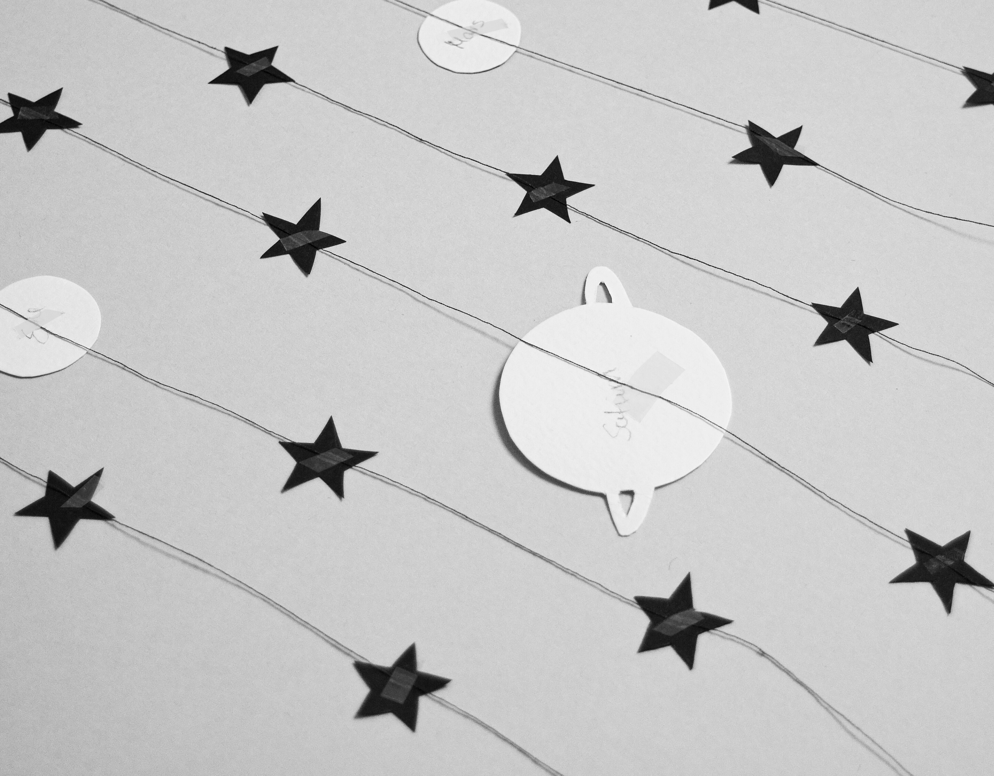 Planeten-Girlande basteln – Kreativ-Ideen - kinder Deutschland Planeten-Girlande basteln – Kreativ-Ideen - kinder Deutschland