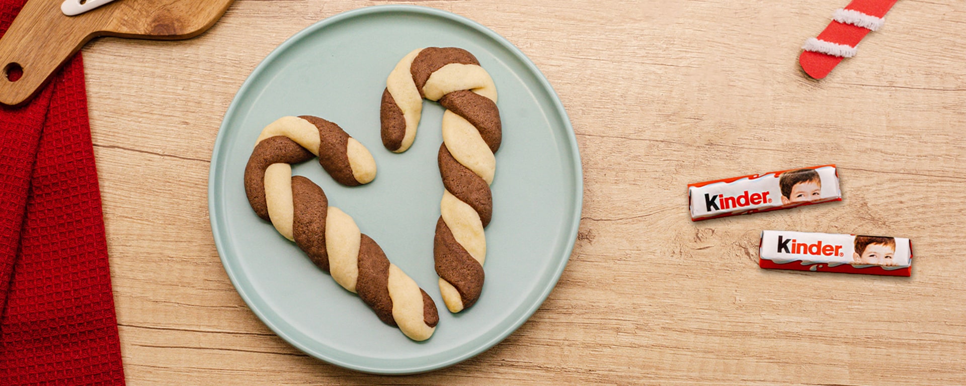 Weihnachtliche Zuckerstangen-Plätzchen mit kinder Schokolade