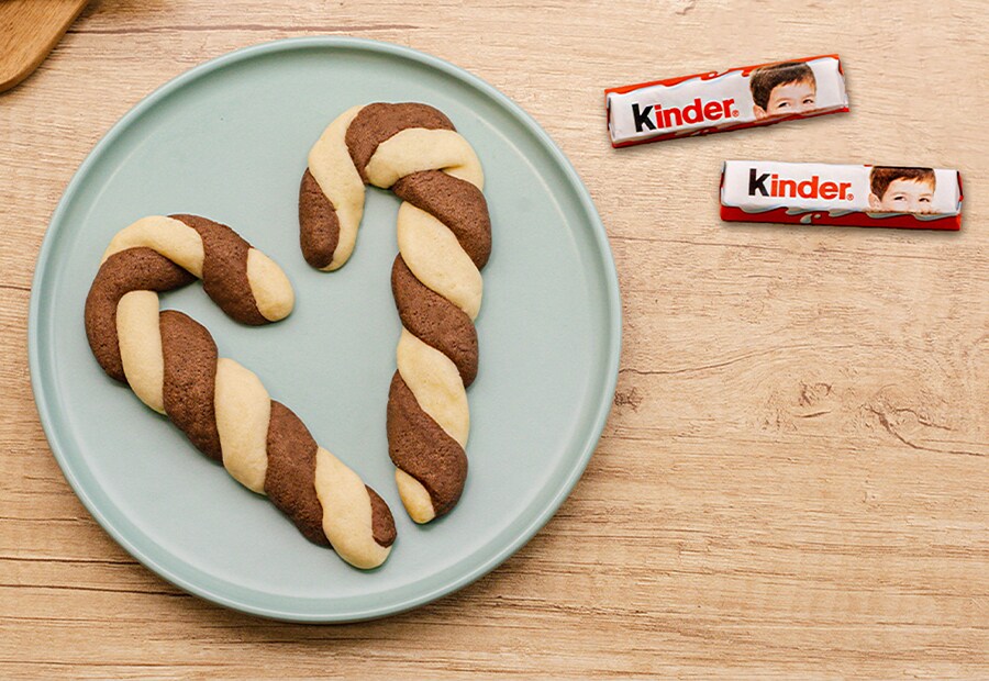 Weihnachtliche Zuckerstangen-Plätzchen mit kinder Schokolade