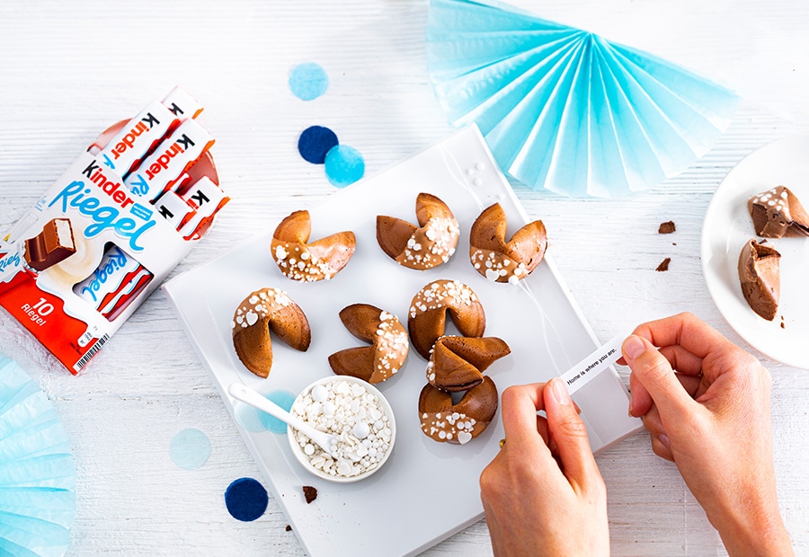 Kakao-Glückskekse mit Liebesbotschaft mit kinder Riegel