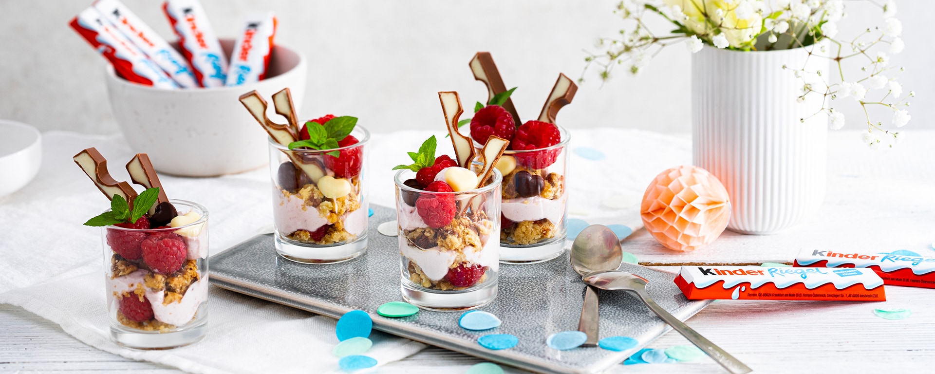 Erdbeer-Schichtdessert mit kinder Riegel