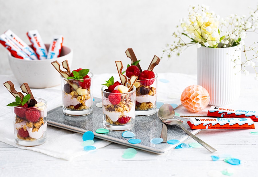 Erdbeer-Schichtdessert mit kinder Riegel