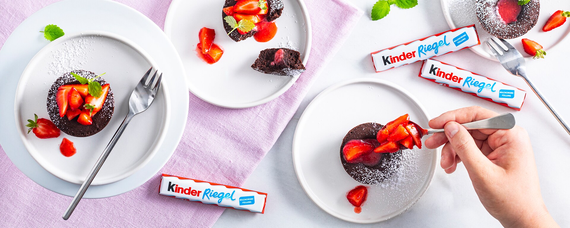 Erdbeer-Lava-Cakes mit kinder Riegel