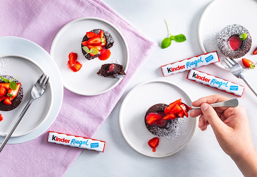 Erdbeer-Lava-Cakes mit kinder Riegel Erdbeer-Lava-Cakes mit kinder Riegel