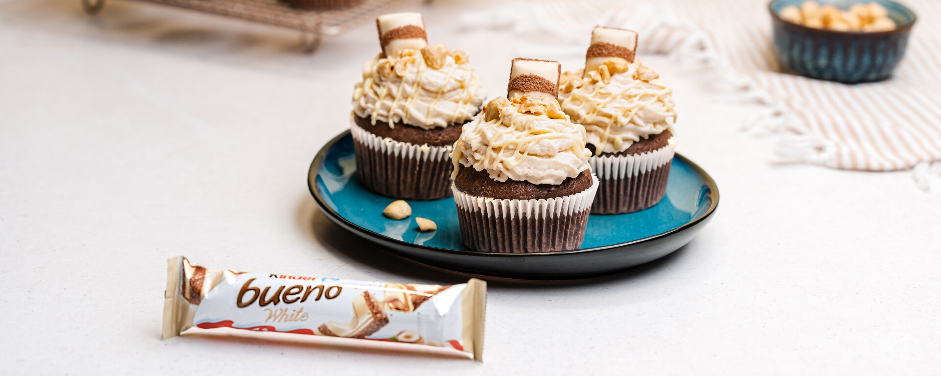 Haselnuss-Cupcakes mit weißer Schokolade mit kinder bueno - kinder ...