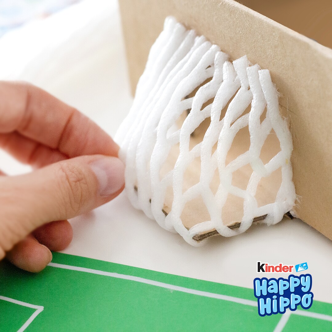 kinder Happy Hippo - Fussball Tischkicker - Schritt 2 kinder Spiel & Spaß - Bastelideen - kinder Happy Hippo - Fussball Tischkicker - Schritt 2