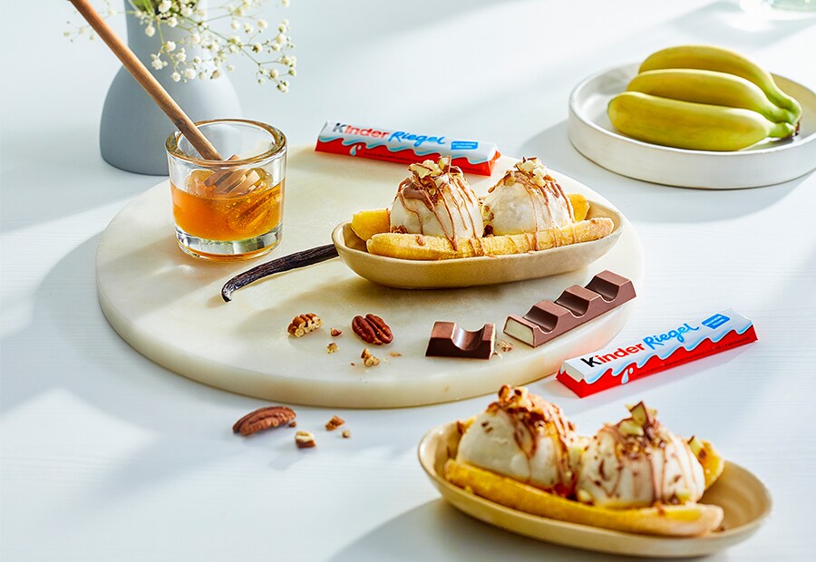 Frozen-Yoghurt-Banana-Split mit kinder Riegel