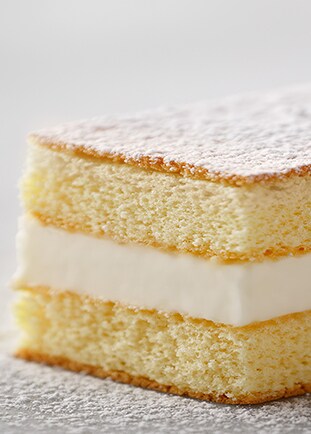 Die feine Milchreme verbindet die zwei Kuchenschichten.