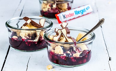 kinder Riegel - Beeren-Crumble im Glas mit kinder Riegel