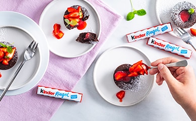 Erdbeer-Lava-Cakes mit kinder Riegel Erdbeer-Lava-Cakes mit kinder Riegel
