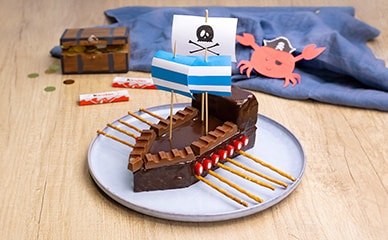 Piratenschiff-Kuchen mit kinder Schokolade