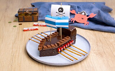Piratenschiff-Kuchen mit kinder Schokolade Piratenschiff-Kuchen mit kinder Schokolade