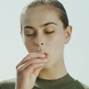 Evolution von kinder Bueno Werbespot mit Dame in einem gelben Pullover