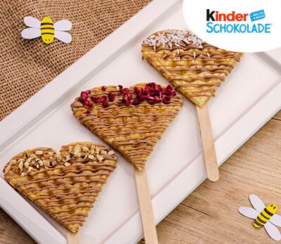 kinder Rezept - Waffelherz-Lollies mit kinder Schokolade kinder Rezept - Waffelherz-Lollies mit kinder Schokolade
