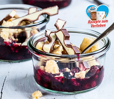Beeren-Crumble im Glas mit kinder Riegel Beeren-Crumble im Glas mit kinder Riegel