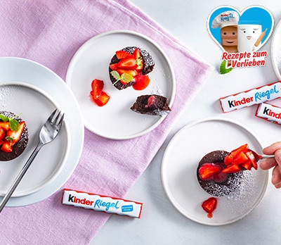 Erdbeer-Lava-Cakes mit kinder Riegel