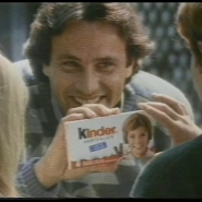 Historischer kinder Schokolade Werbespot mit Kindern auf Rollschuhen