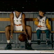 Historischer kinder Werbespot mit einem Basketballspieler und Kind Historischer kinder Werbespot mit einem Basketballspieler und Kind