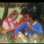 Historischer kinder Country Werbespot mit Freunden bei einem Picknick