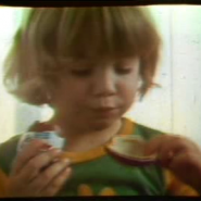 Historischer kinder Werbespot einer Geburtsfeier mit kinder Überraschung Historischer kinder Werbespot einer Geburtsfeier mit kinder Überraschung