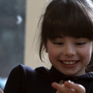 Historischer kinder Werbespot eines Mädchens mit kinder Überraschung Historischer kinder Werbespot eines Mädchens mit kinder Überraschung