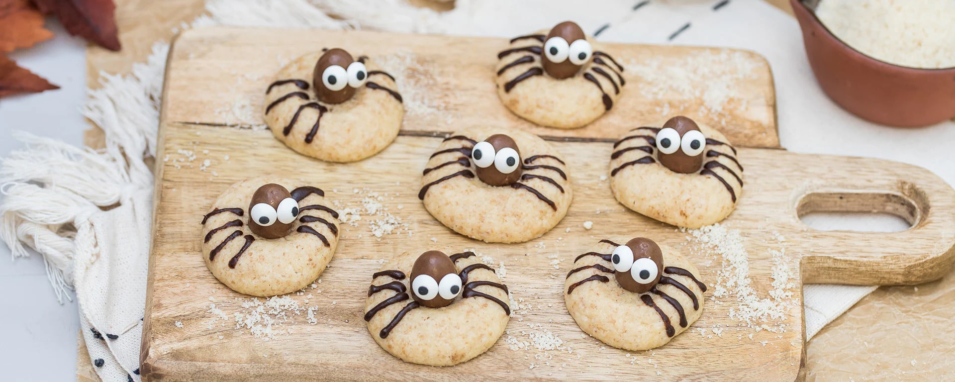 Hämähäkkikeksit Kinder Schoko-Bons-makeisilla