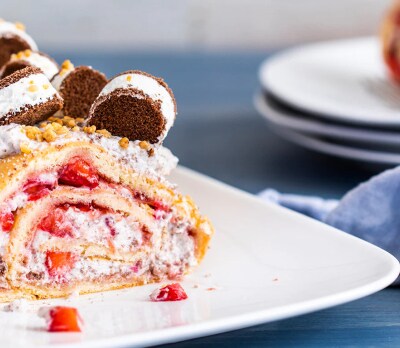 Mansikkakääretorttu Kinder Milk-Slice®-paloilla