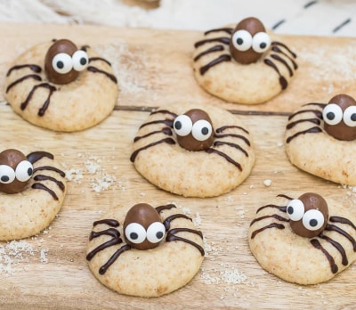 Hämähäkkikeksit Kinder Schoko-Bons-makeisilla