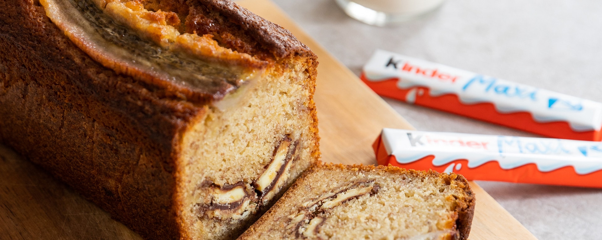 Voici une recette de banana bread aux Kinder Maxi, le gâteau idéal pour un petit déjeuner ou un goûter savoureux en famille !