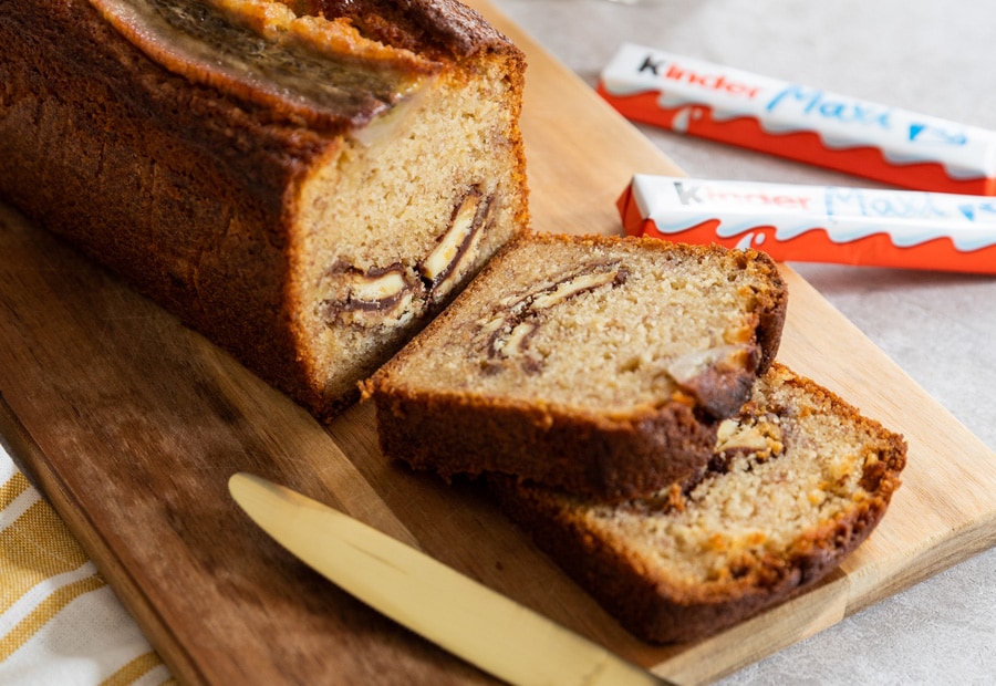 Voici une recette de banana bread aux Kinder Maxi, le gâteau idéal pour un petit déjeuner ou un goûter savoureux en famille !
