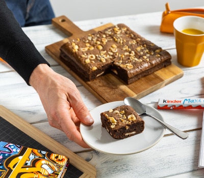 "Un instant gourmand à partager en famille en dégustant ce moelleux Brownie aux Kinder Maxi. A vous de déterminer quelle quantité de noisettes hachées vous souhaitez."