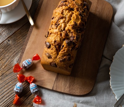Cake au yaourt et à la vanille, éclats de Kinder Schoko-Bons