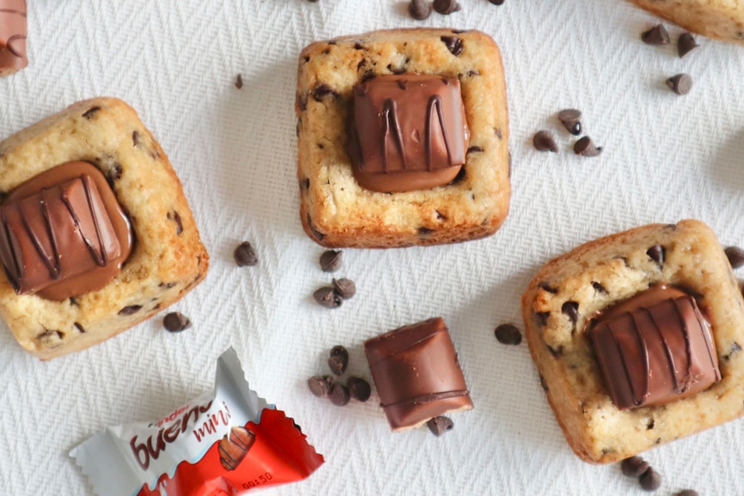 Photo de Mini-sablés tigrés Kinder Bueno sur fond blanc