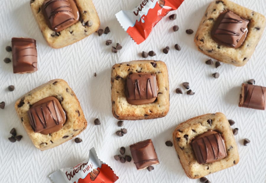 Photo de Mini-sablés tigrés Kinder Bueno sur fond blanc